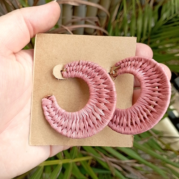 Accessories J Jewelry - Dusty Pink Seagrass Boho Hoop Earrings
